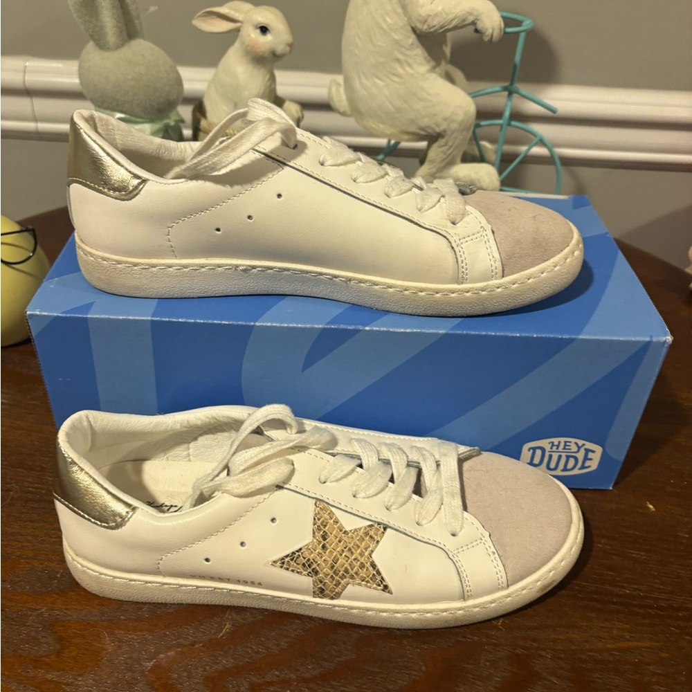 Vintage Havana Women's White and Gold Sneakers Worn for 4 hours Size 7